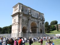 l'arc de Constantin (312) , les temples, vue du forum depuis le palatin : la vue d'ensemble est beaucoup plus intéressante.