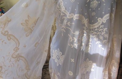 Une tunique en dentelle écrue avec une nappe