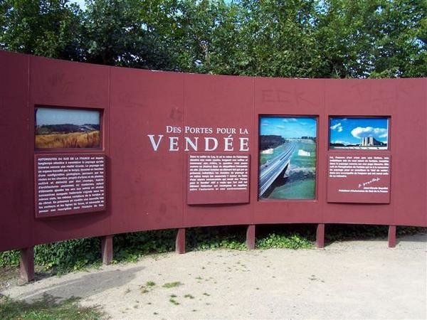 Bonjour, au détour de ma promenade en famille samedi dernier, nous avons découvert à travers des amis de BOURNEZEAU, une aire de repos très simpatique, Aire de Vendée en direction de Niort/A10 

Je vous invite donc à découvrir, à travers quelques photos et documentaires que j'ai pris au passage sur l'AIRE de VENDEE. 

C'est un espace Muséographique. vous y découvrirez la vie des marais poitevins, le petit théatre du marais et la Vendée en images. (cela est entièrement gratuit). 

alors bonne vis