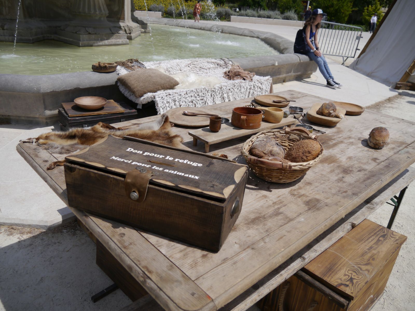 Table en bois avec de la fourure (peut-être du renard) du pain et des gobelets