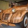 Un ébéniste à la retraite construit une 2 CV en bois fruitier