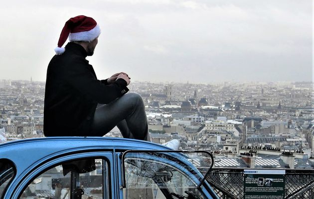 14 décembre. Le Père Noël sur sa 2CV. Rue du Cardinal Dubois.