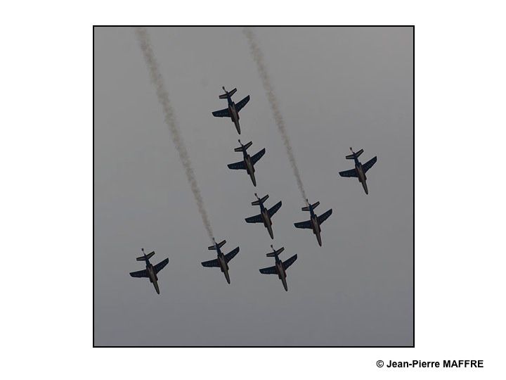 Notre Patrouille de France nous émerveille toujours par ses acrobaties aériennes que l’on peut voir, entre autres, au salon du Bourget ou au meeting aérien de la Ferté Alais.
