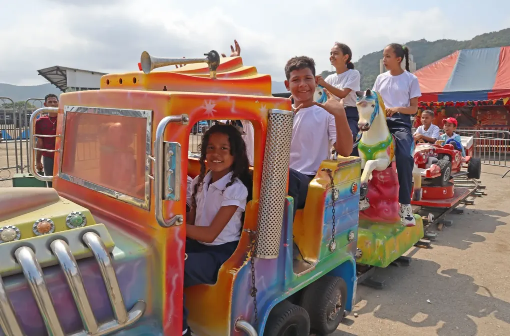 Niños y niñas del Instituto de Educación Especial Puerto Cabello disfrutaron del parque de atracciones 