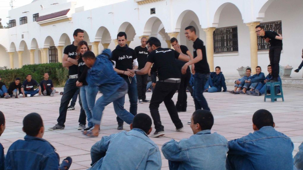 Spectacle dans un "centre de redressement" pour jeunes hommes. 