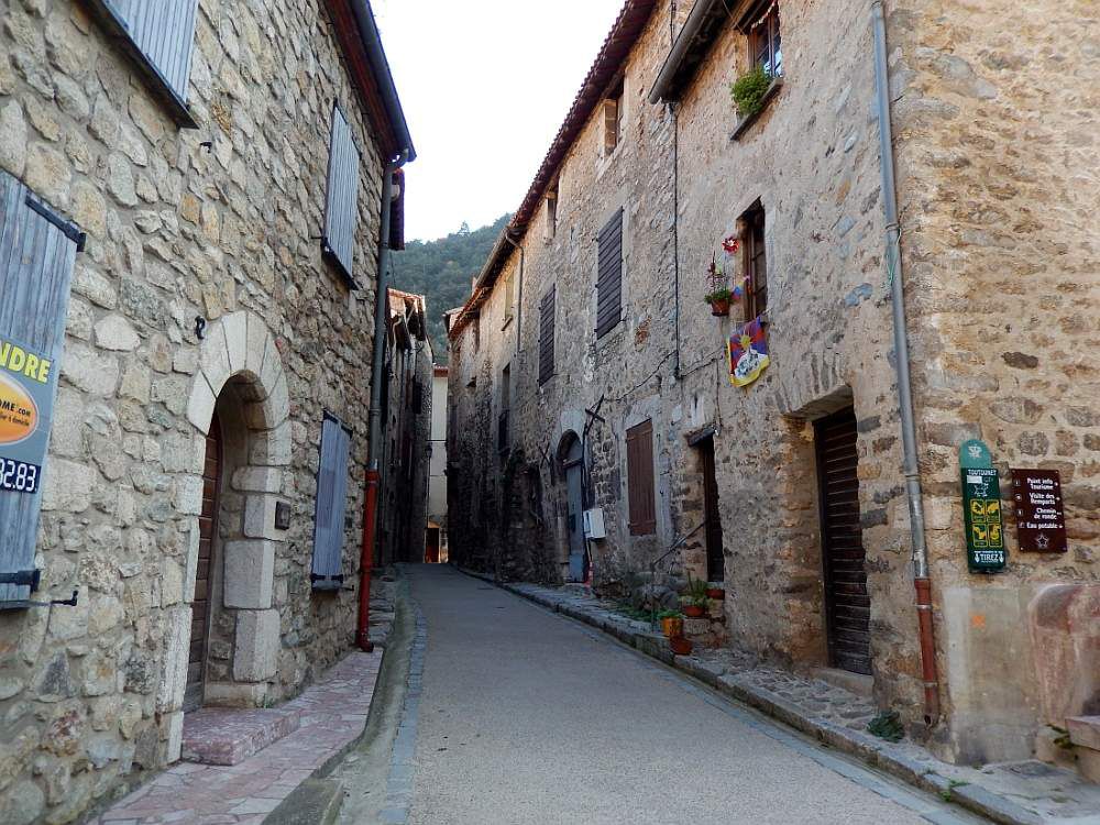 Une cité exceptionnelle de la vallée du Conflent, construite en "marbre rose de Villefranche"