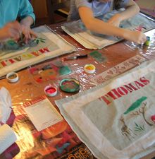 Vacances: exemple d'atelier enfants - pochoir sur tissu