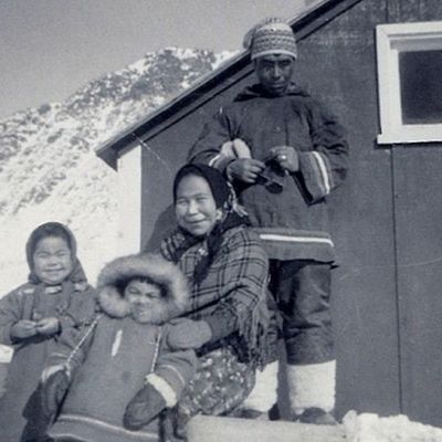LA DÉPORTATION ENTRE 1953 ET 1955 PAR LE CANADA  DE 19 FAMILLES INUIT D'INUKJUAK ET LEUR QUASI-ABANDON  À  2000 KM DE LEUR VILLAGE 