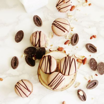 Macarons au chocolat noir et beurre de cacahuètes