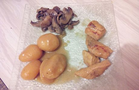 Poulet aux echalotes, champignons a la creme et pommes de terre en sauce