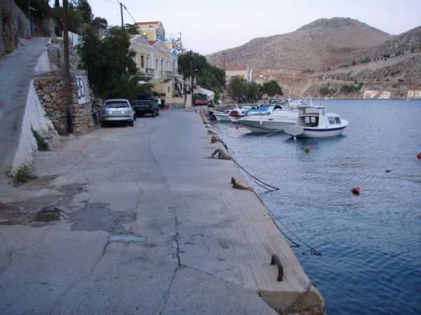 promenade sur le port et dans la ville de Simi accrochée aux collines