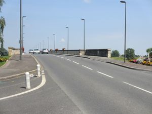 Autre point délicat: le peu de place laissée aux cyclistes sur les ponts (Sully sur Loire 45)