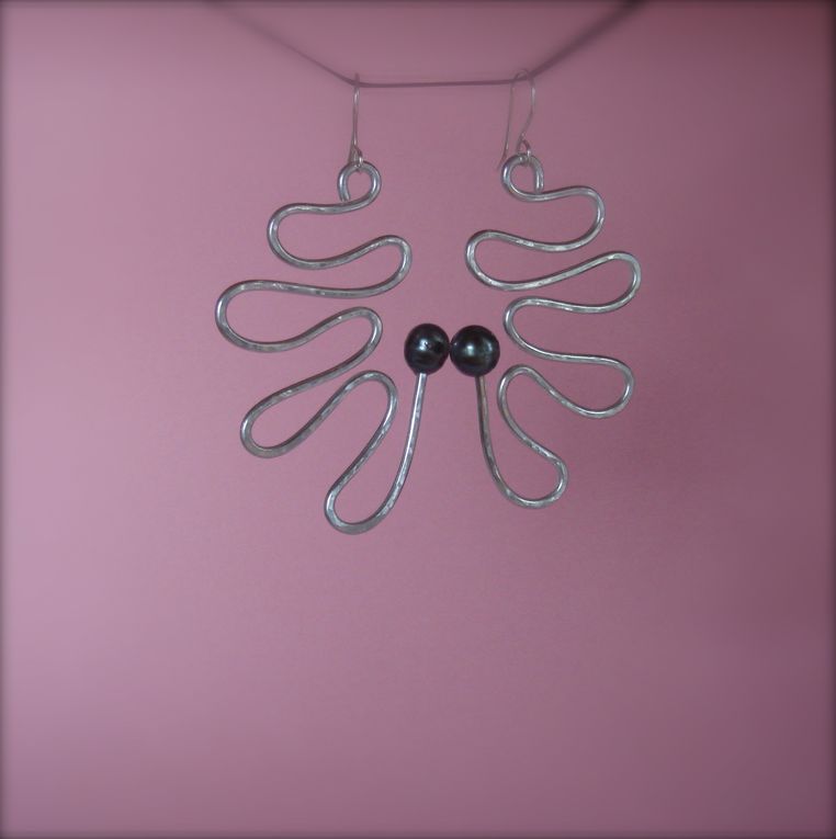 Boucles d'oreilles en aluminium et perle de Tahiti.