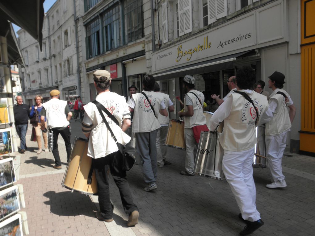 De la rue Ricard jusqu'au Marché, en rouge et et noir, Prim'ACorps suit les rythmes de ses derviches puis les percussions de Batuca Niort. Photos de Sophie!