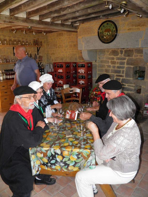 Photos de la visite des Fins Goustiers à la ferme cidricole de Hugues et Corinne Desfrièches.