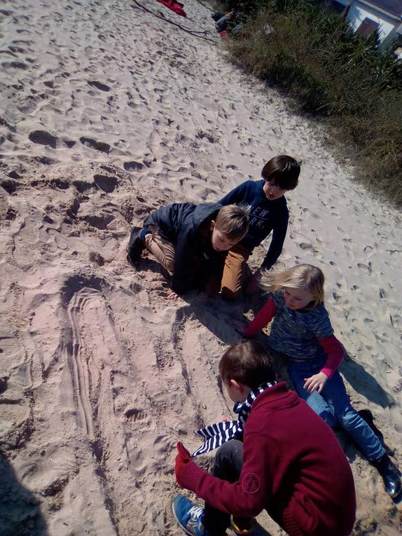 Rituel de veille de vacances: sports collectifs à la plage, châteaux de sable, land art ...