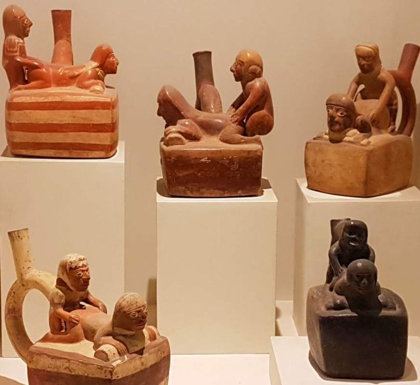 Passer un après-midi au museo Larco, pionnier de Lima, qui abrite l'une des plus grandes collections d'artéfacts précolombiens au monde, est une leçon non seulement de l'histoire du Pérou, mais aussi du récit long et souvent mystérieux de la civilisation humaine. (Le mot «précolombien» est la clé, désignant littéralement des artefacts datant de cultures et d'époques antérieures à l'arrivée emblématique mais controversée de Christophe Colomb dans l'hémisphère occidental.)