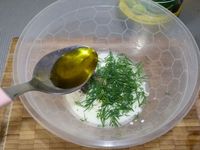 2 - Préchauffer votre four th 7. Mettre la crème liquide dans un bol, puis ajouter la vodka, le jus du citron jaune pressé, l'aneth, la sauce soja, l'huile d'olive, sel et poivre. Bien mélanger.