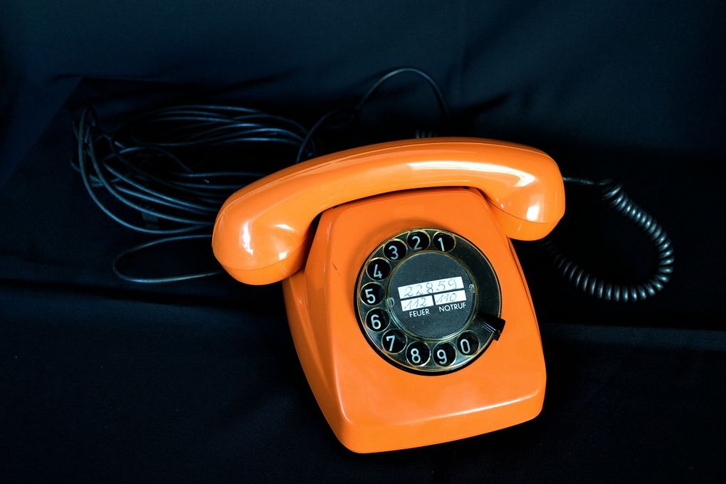 Téléphone orange vintage année 70 80