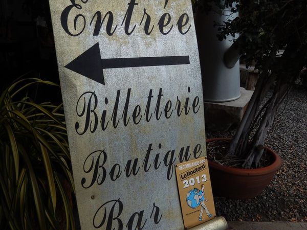 L'entrée, la billetterie, le magasin, le bar à café...