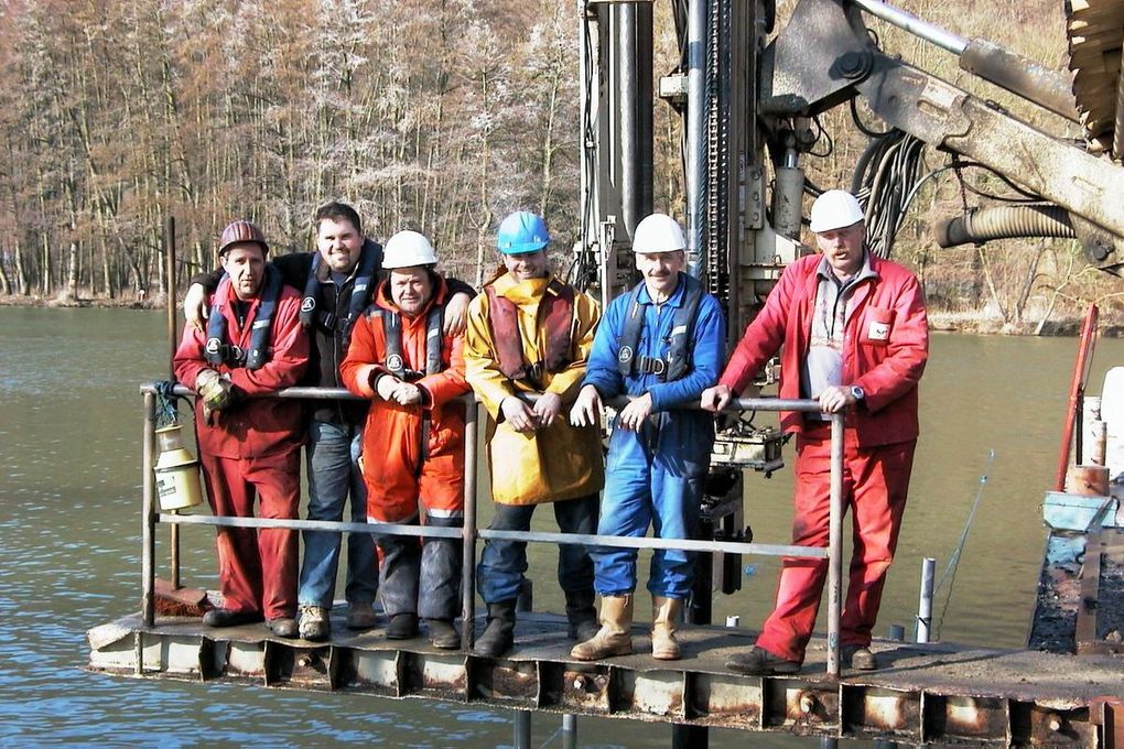 Approfondissement de la Meuse avec mise en oeuvre de détonateurs électroniques pour certains tirs sensibles / Underwater blasting with Nonel and electronic detonators. Photos TVE