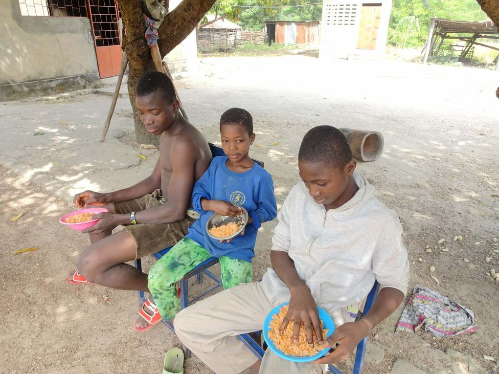 Ces photos ont été publiées sur la page Facebook du Foyer par Emma, une jeune française en service civique au Foyer Pierre du Pauvre. 