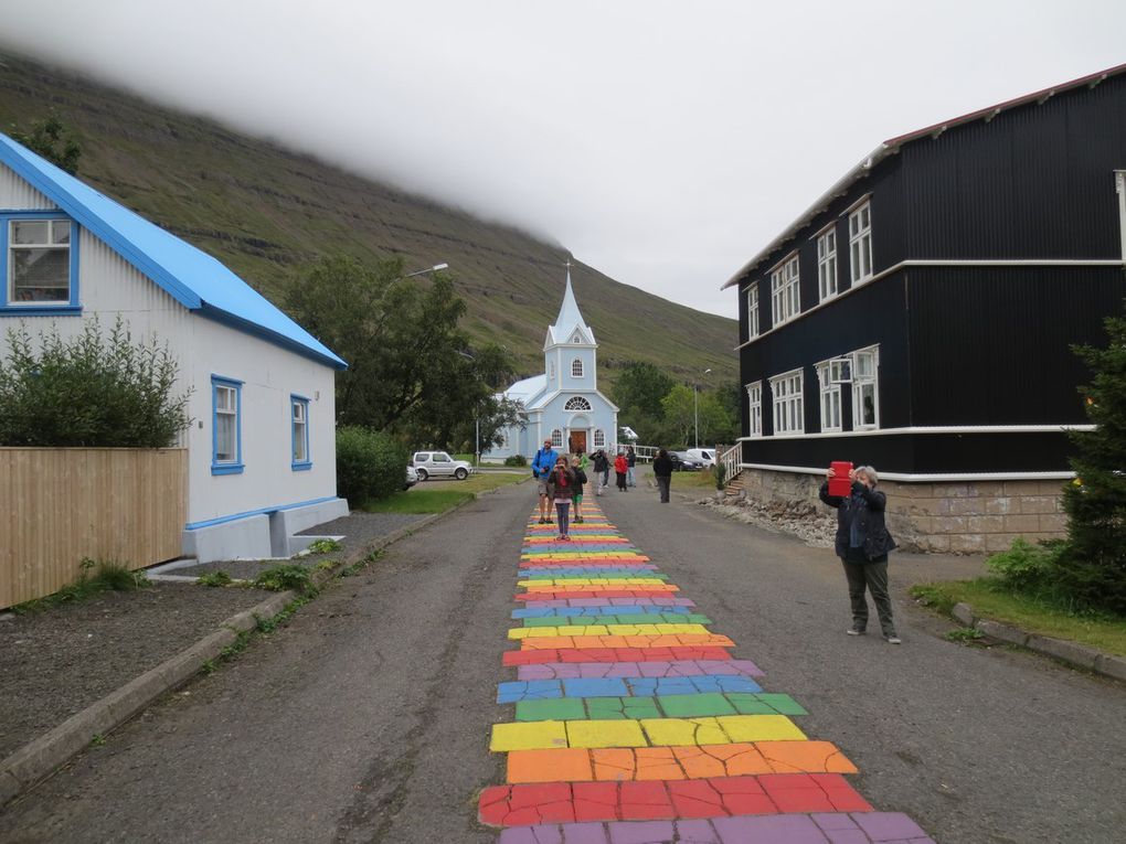 Le port de SEYDISFJORDUR, ses jolies maisons et ses oies sauvages...