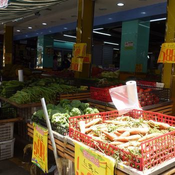 Fruits et légumes dans le marché au bord du trottoir