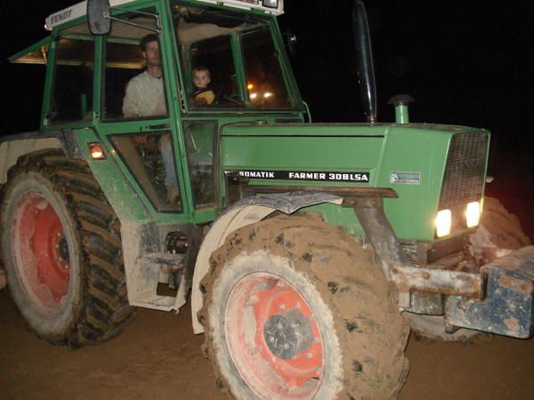 travail nocturne avec les fendt de la ferme