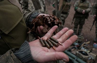 Munitions pour l'Ukraine : les Slovaques se mobilisent, défiant le gouvernement de Robert Fico