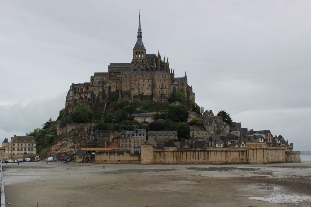 Le Mont Saint-Michel "Merveille de l'Occident" se dresse au coeur d'une immense baie envahie par les grande marée d'Europe. Ce haut  lieu historique est inscrit au "Patrimoine Mondiale" par l'Unesco en 1979. Visite guidée de l'Abbaye. Pas de photos du Cloitre, celui-ci étant en travaux pour étanchéité.