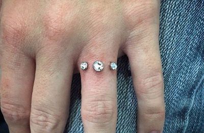 Exit la #bague de #fiançailles, le #piercing d'engagement est à la #mode !