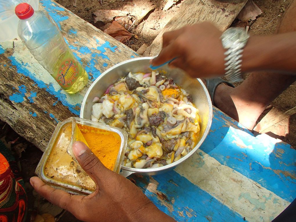 Au menu de notre repas de fin d'année entre collègues : friture de bananes, fruit à pain et songe pour accompagner le ragoût de poulpe, les mabawas (ailes de poulet) et brochettes. Balade digestive sur la plage au milieu des crabes et des méduses bleues.