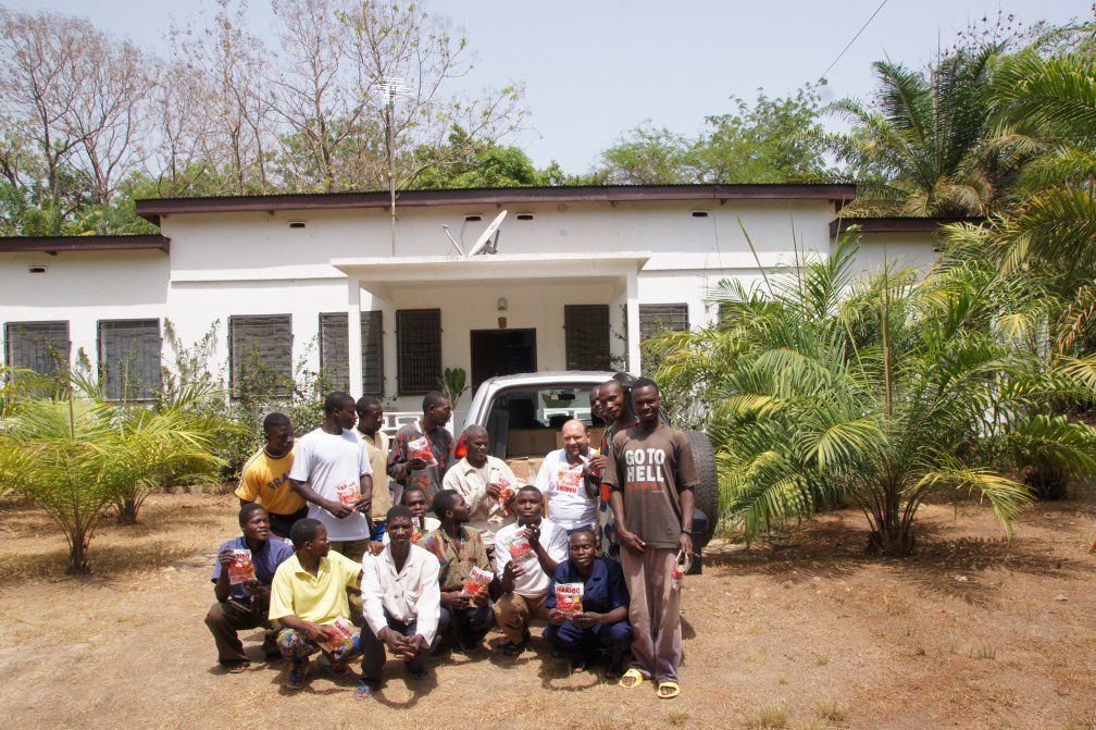 Distribution des bonbons du conteneur reçu en 2011 grâce aux efforts de Franziska et Leo Strauch d'Allemagne. Le nom de photo indique en même temps le lieu de la paroisse. C'est juste quelques exemples, car tous les diocèses du Togo et quelques p