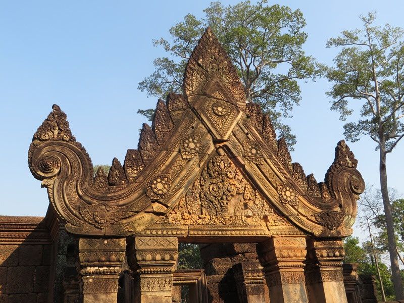 Et l'on finit par Bangnei Srei, temple en grès rose d'une telle finesse qu'il est supposé avoir été construit par des femmes!