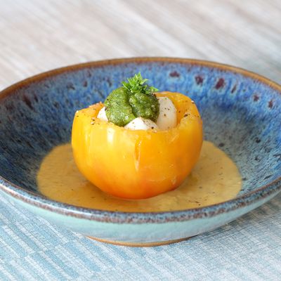 Tomates farcies froides, mozzarella, pesto et coulis cru