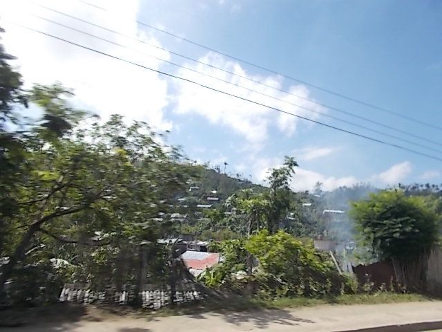 La region de Guantanamo, la mer les soldats, l  arrivee a Baracoa et premier resto.... batisse style colonial