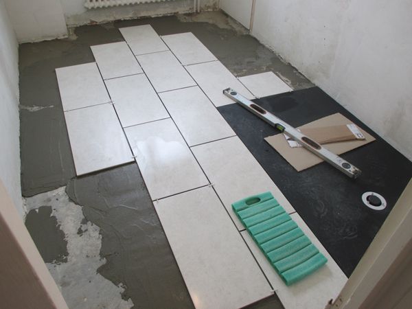 Réfection SDB avec remplacement de baignoir epar douche à l'italienne avec receveur extra plat encastré . Réfection carrelage , faience , platre , chappe , plomberie , écoulements ...