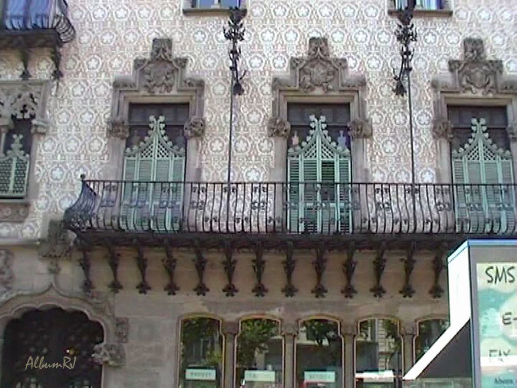 Passeig de Gracia à Barcelone. Courte promenade dans les immeubles modernes, arts déco. Dont ceux de Gaudi