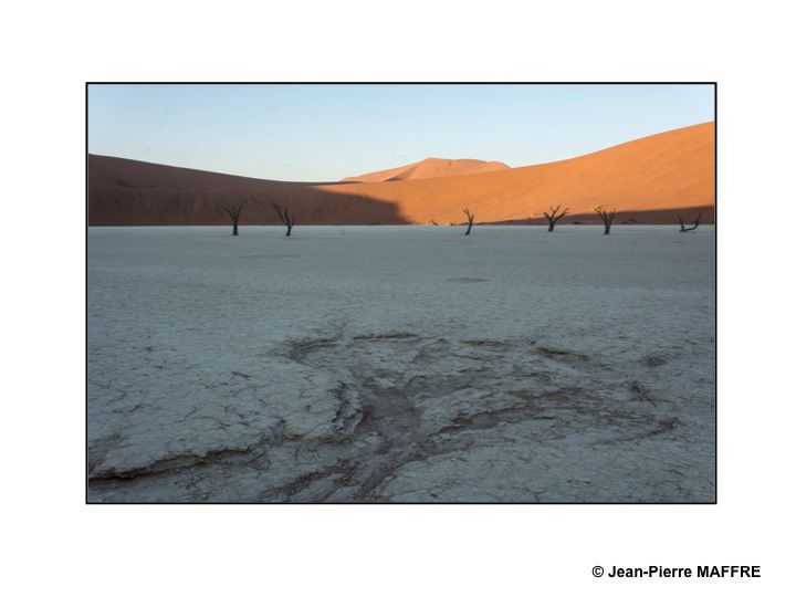 Situé entre le désert du Kalahari et l'océan Atlantique sud, la Namibie regorge de paysages hors du commun.