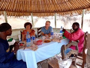 Direction Dioulacolon, visite du sous préfet et de l'ONG AïDA