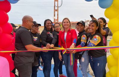 Alcaldesa Mervelis de Burgos reinauguró cancha deportiva de Tacarigua V en Los Guayos