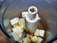1 - Préparer le beurre de Rhum en versant dans un mixeur : le rhum, la cassonade, l'anis vert et le beurre coupé en morceaux. Mixer le tout pendant quelques instants jusqu'à l'obtention d'un mélange homogène et réserver. Eplucher et découper ensuite l'ananas et les kiwis en gros dés et quartiers.