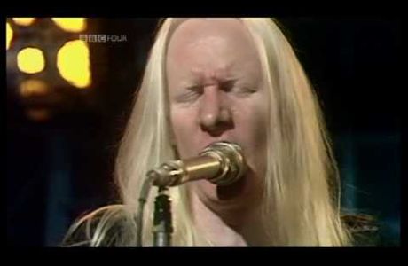 Le guitariste Johnny Winter meurt en tournée.