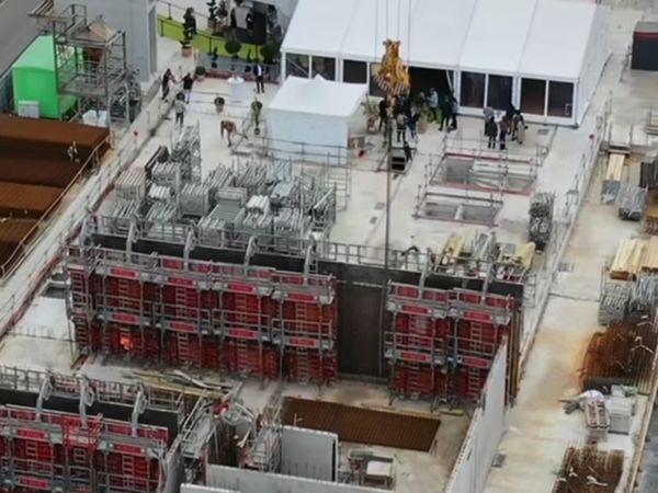 Les ateliers de Poissy, pose de la première pierre