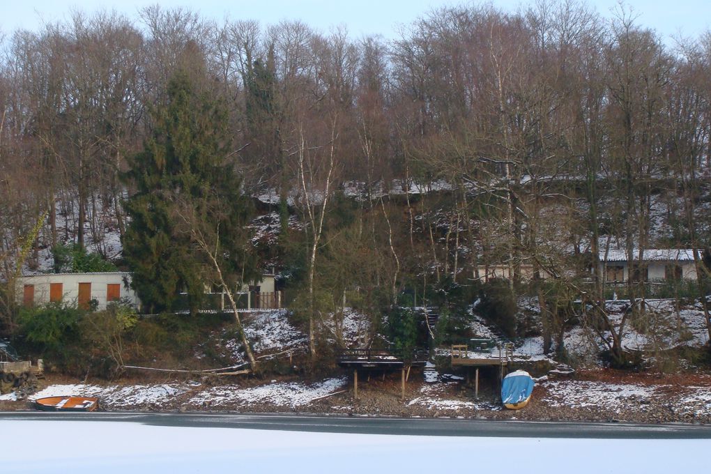 Lac, issu du barrage-hydroélectrique, entravant le cours de la Sélune sur la commune de Vezins