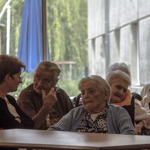 Anniversaire à la Maison de Retraite , Les Carlines Louisette à 102 ans 
