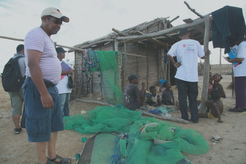 Les membres de l'Association Fitia à Ankiembe, Toliara, pour venir en aide aux sinistrés du cyclone Haruna. Photos: Harilala Randrianarison