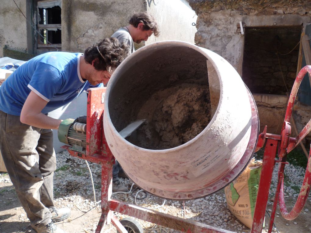 Les chantiers participatifs organisés et encadrés par Monique Cerro (voir son site:http://terre-pierre-et-chaux.fr/)