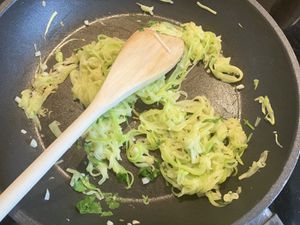 Pâtes aux carottes, sauce courgette champignons